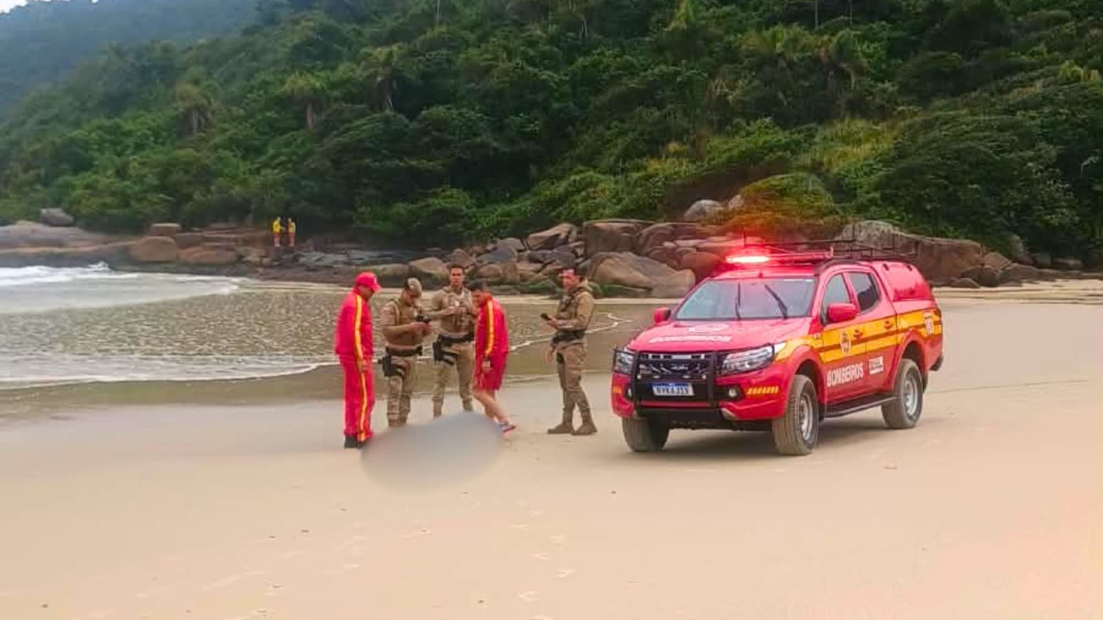 Mulher é encontrada morta e nua na beira do mar da Praia Brava, em Florianópolis