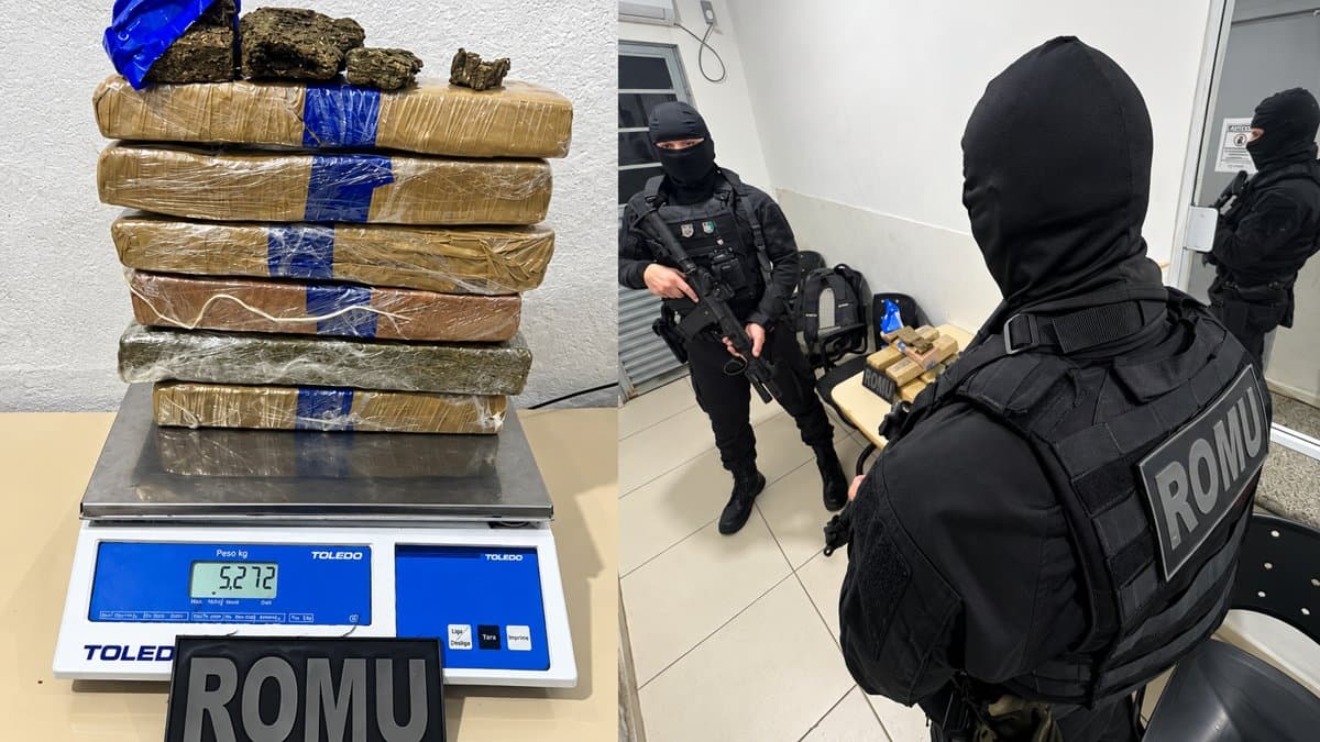 Tabletes de maconha apreendidos pela ROMU em Itapema sobre balança e agentes da Guarda Municipal