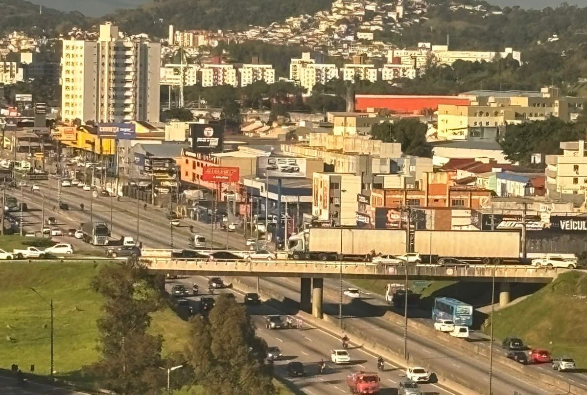 Pane em veículo de grande porte causa interdição e longas filas no acesso a Florianópolis