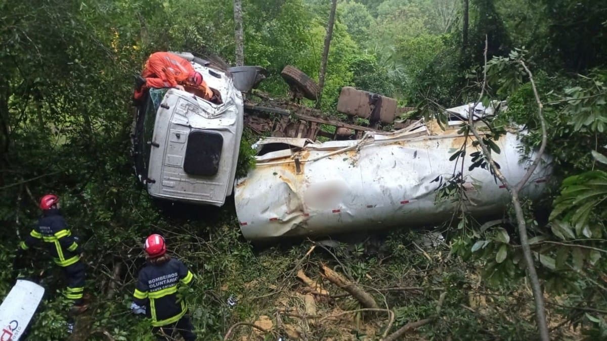 Motorista é resgatado pelo para-brisa após caminhão de ração cair em ribanceira em Arabutã