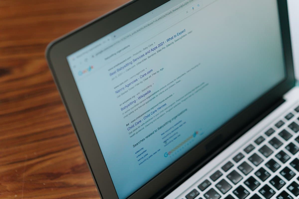 Notebook exibindo página de mecanismo de busca
