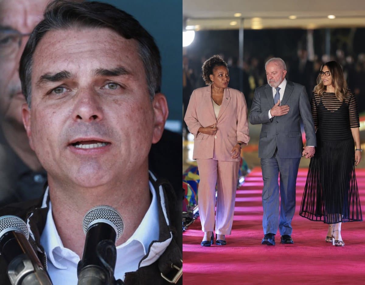 Flávio Bolsonaro discursa ao microfone, ao lado de foto de Lula caminhando com Janja e a ministra Margareth Menezes