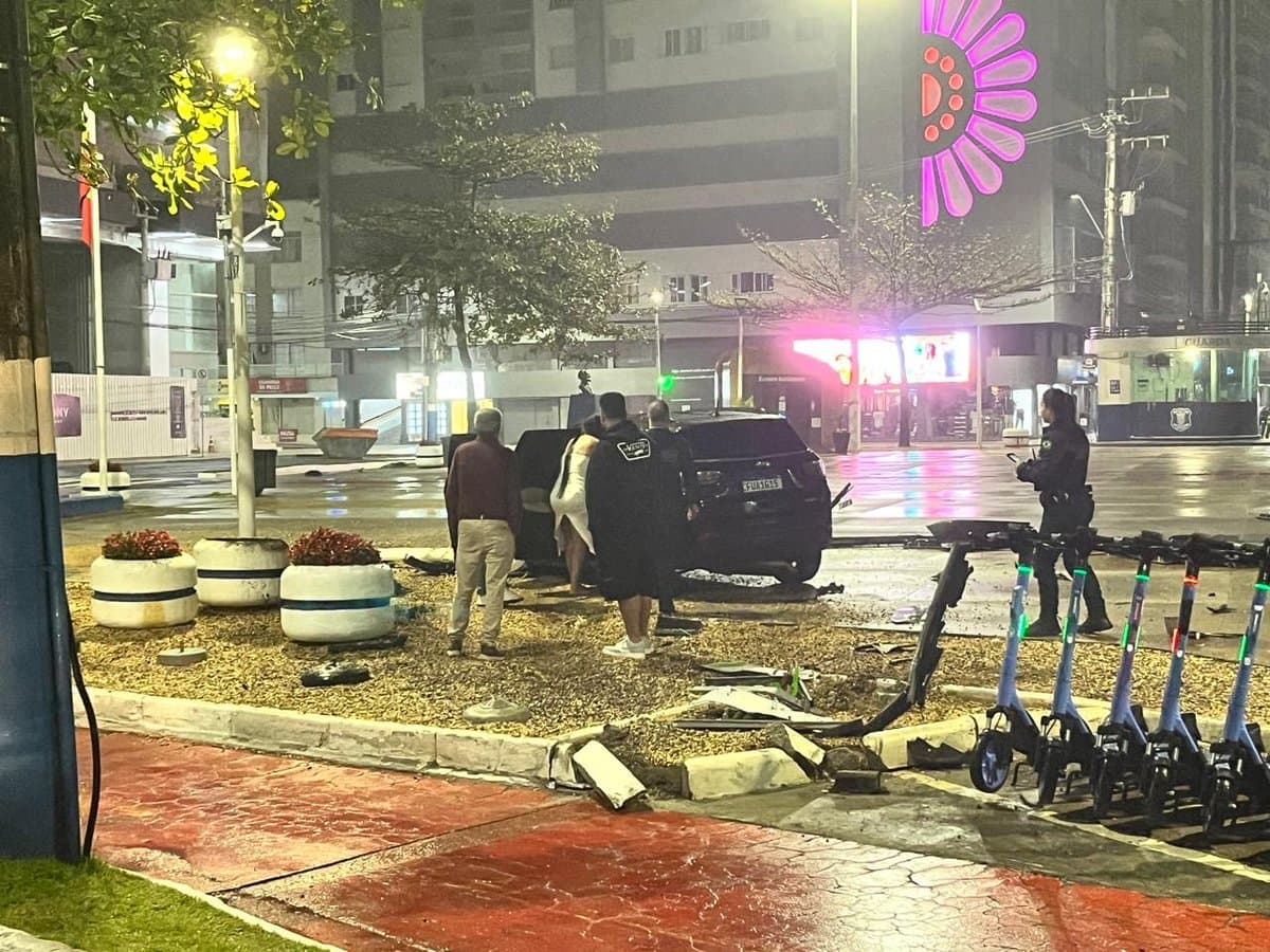 Motorista de 23 anos derruba poste com Jeep Compass na Avenida Atlântica e é presa em Balneário Camboriú