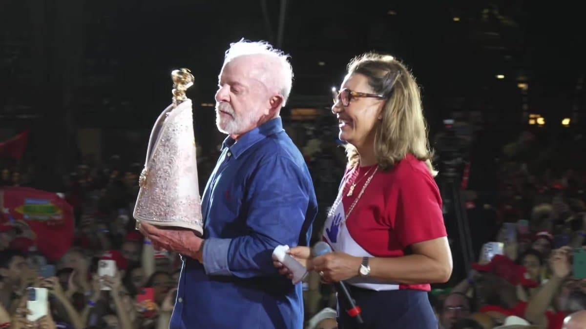 Lula ergue imagem de Nossa Senhora em comício no meio da briga com Flávio Bolsonaro pela padroeira