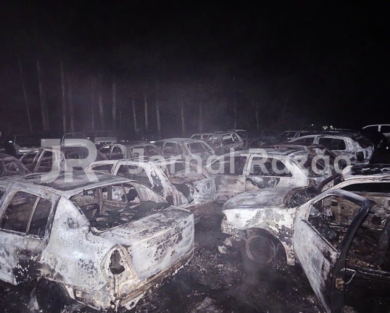 Pátio de apreensões vira cemitério de carros queimados em cidade de Santa Catarina
