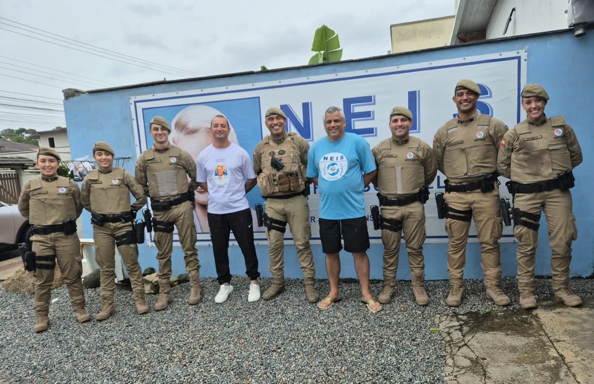 Futuros policiais militares doam meia tonelada de alimentos a famílias carentes de Palhoça