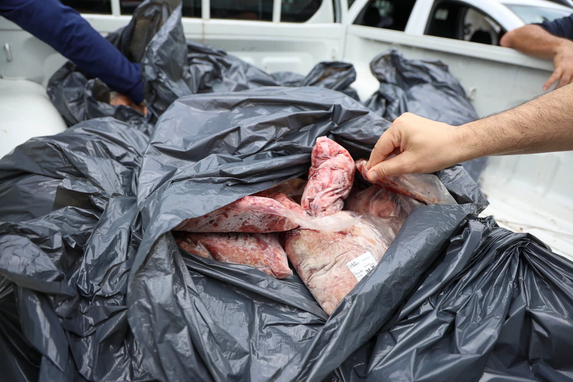 Fiscalização apreende 170 quilos de alimentos em açougue de Florianópolis
