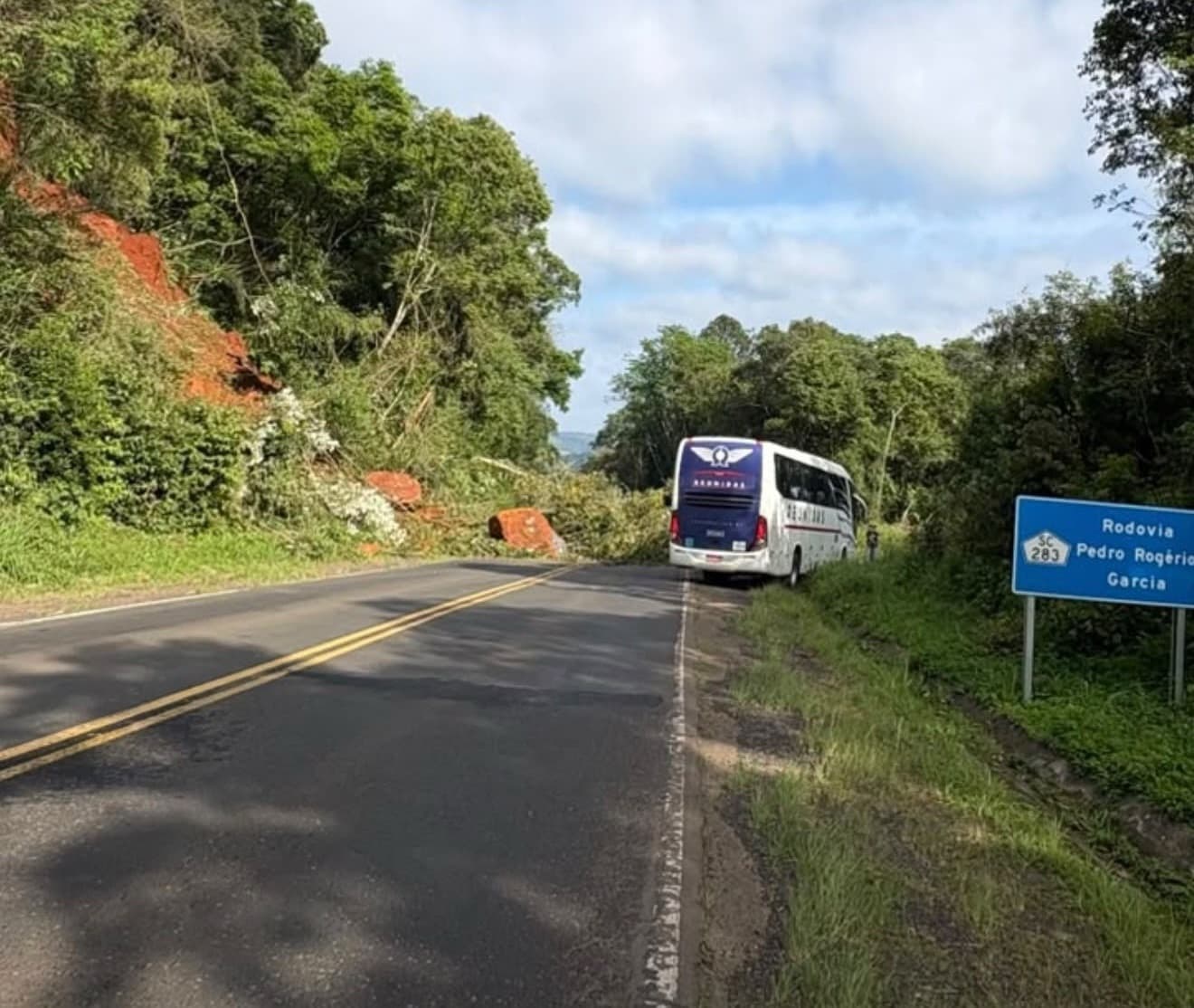 Terra e árvores atingem SC-283 e deixam tráfego em meia pista no Oeste de SC