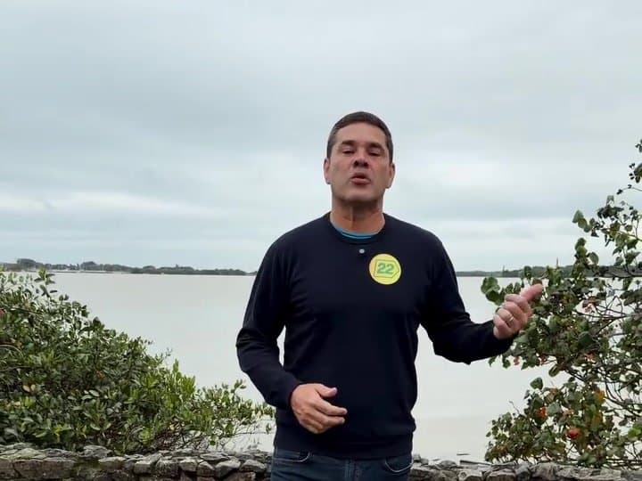 Prefeito licenciado de Itajaí declara voto em Carlos Bolsonaro e Carol de Toni após polêmica com prefeito em exercício